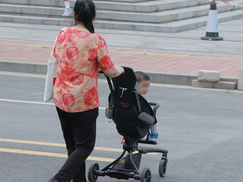 抚养义务人