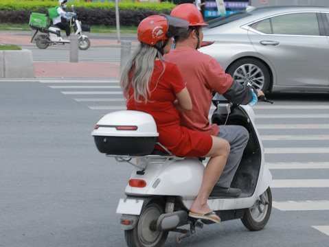 电动车载人被汽车撞有责任吗