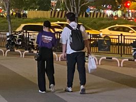 在路上捡到一个手机不还给人家好吗