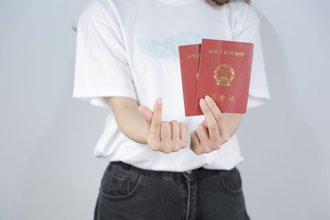 出生证明出来了还没上户口想改名字可以吗