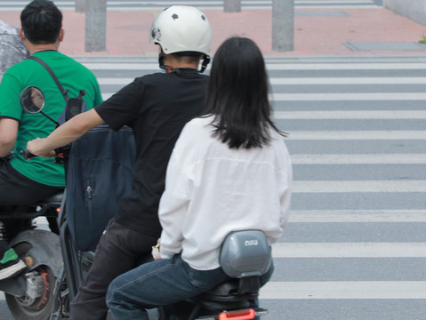 电动车带人在交通事故中承担主要责任吗