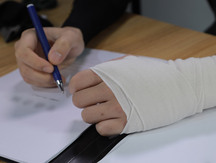 把别人碰骨折了,怎么赔