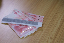 饭店老板乱罚钱怎么办