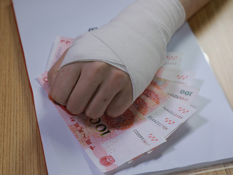 工伤赔偿名字不符如何处置