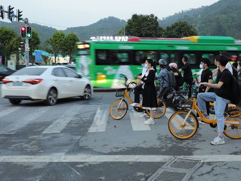 行人闯红绿灯属于什么行为,行人闯红绿灯被撞机动车有责任吗