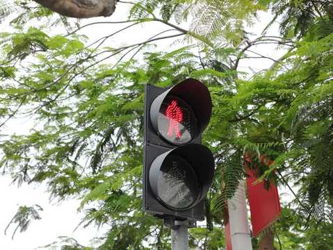 黄灯闯过路口
