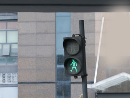 没有交通信号灯的路口应如何行驶