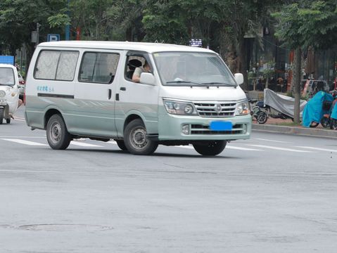 面包车非法营运拉人