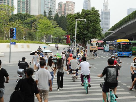 行人斑马线闯红灯