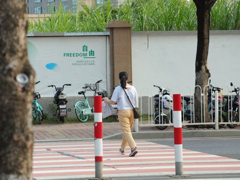 行人闯红灯如何界定