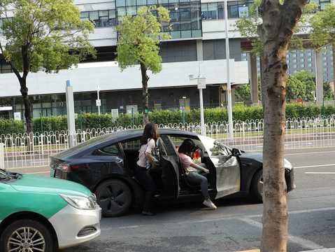 开车门撞到电动车保险公司赔吗