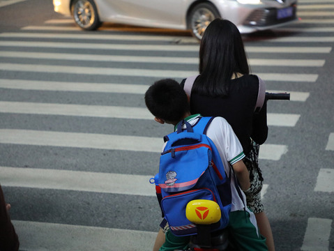 小孩被电动车撞了人跑了怎么办