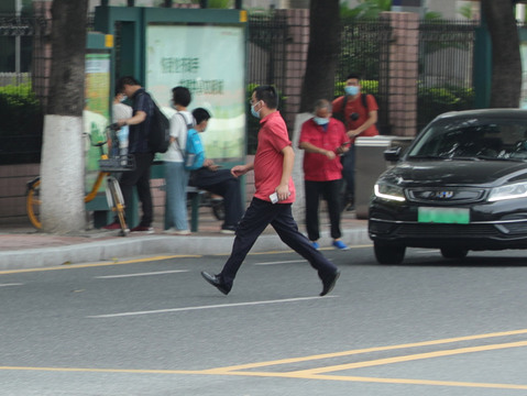 行人横穿马路被车撞谁的责任