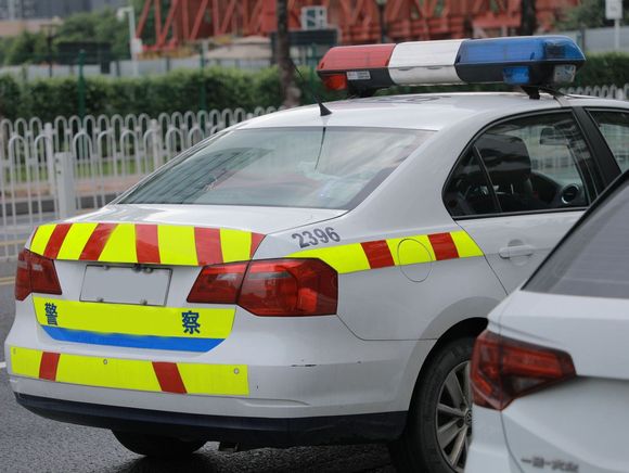 男子驾车在高速上逆行冲撞被刑拘,驾车冲撞警车涉及哪些罪名