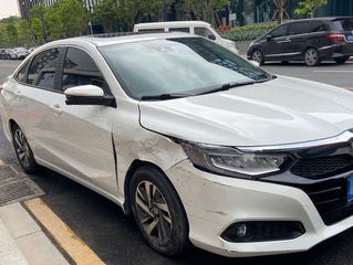 车天窗被楼上掉落大理石砸坏怎么赔偿