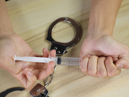 强迫他人吸毒罪如何认定