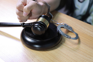 殴打老人致轻伤二级什么罪