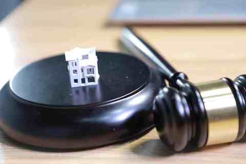 房屋侵权赔偿可以让被告提供住房吗