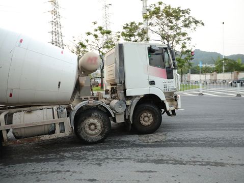 道路施工未完致碰撞，责任怎么判定