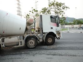 道路施工后未清理出事故谁担责