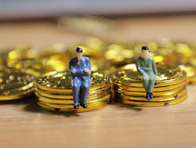 10万元借款三年未还，有借条，该怎么处理