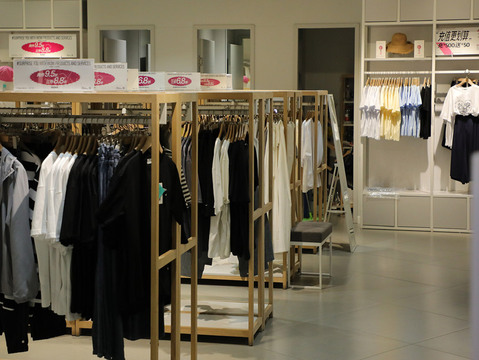 实体店买的衣服不退货怎么投诉