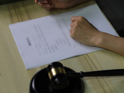 劳动仲裁被告不出庭怎么办？会继续判吗