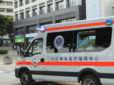 在医院下楼摔伤医院承担什么责任