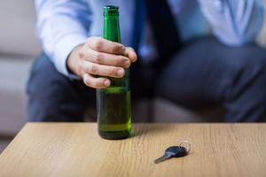 骑摩托车喝酒被车撞了怎么办
