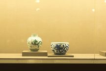 美术作品赠出后，复印件展览权归谁？