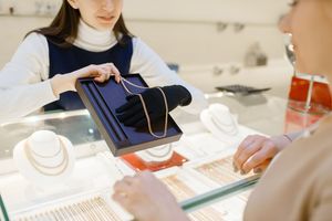 转店交的定金能退吗