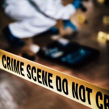 男孩遇害现场设置了多道警戒线。