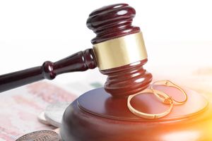 老公要用钱老婆不给可以起诉吗