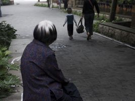 子女不赡养老人会有什么法律责任能牵连到孩子么