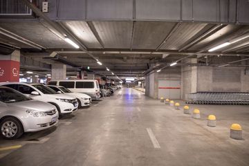 停车场被车撞了怎么处理