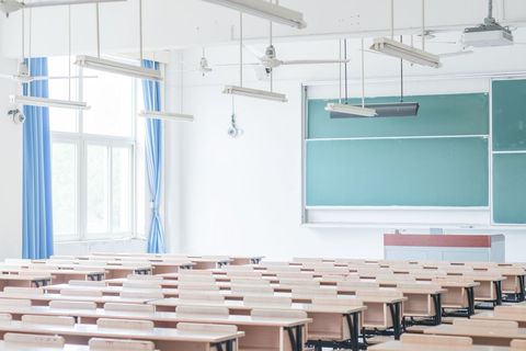 学校不按国家法定放假违法吗