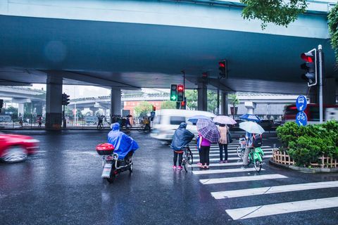 行人撞电动车