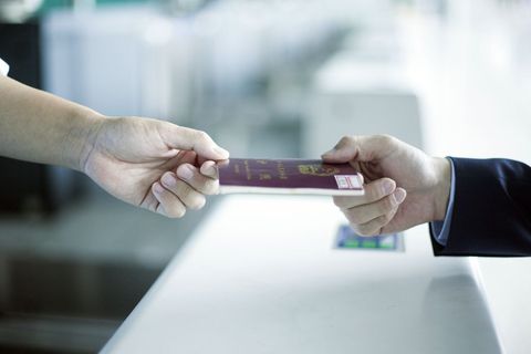 失信被执行人可以办护照出国吗