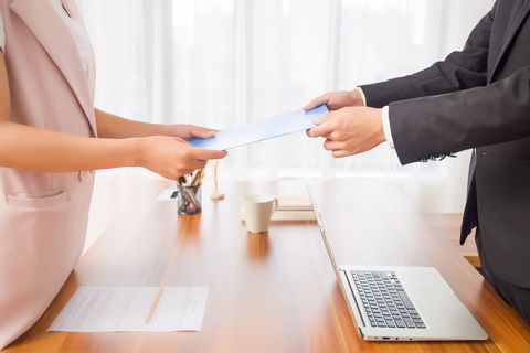 公司拖着不给开离职证明怎么办