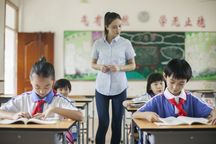 女教师越级举报猥亵女童遭停职,使用假教资证怎么处罚