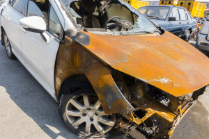 车辆被撞报废后保险公司应如何赔偿损失
