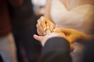 父母包办的婚姻受法律保护吗