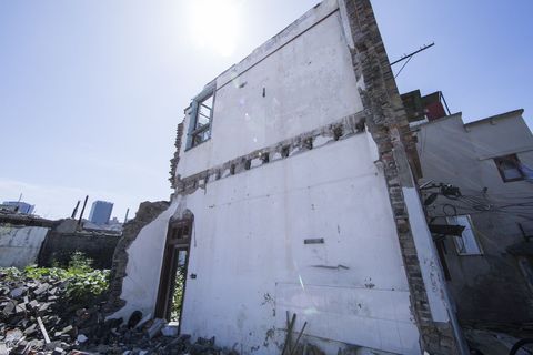 拆迁拿房地产证得缴税吗