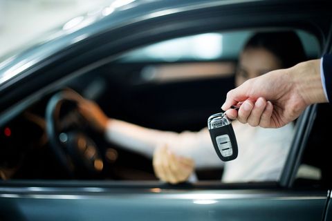 车过户在别人名下有什么风险-靠谱派