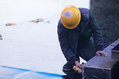 工人下班后出车祸死亡谁负责