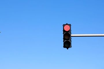闯黄灯交通事故责任由谁承担