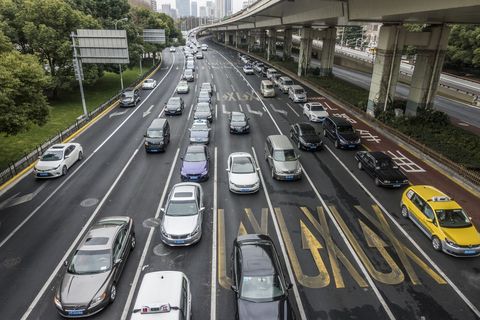 高速公路上不按规定车道行驶怎么处罚