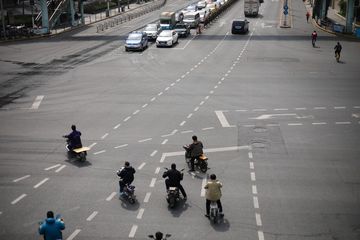 电动车接连摔倒，谁该负责