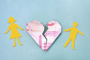离婚过错方的财产该如何划分给对方