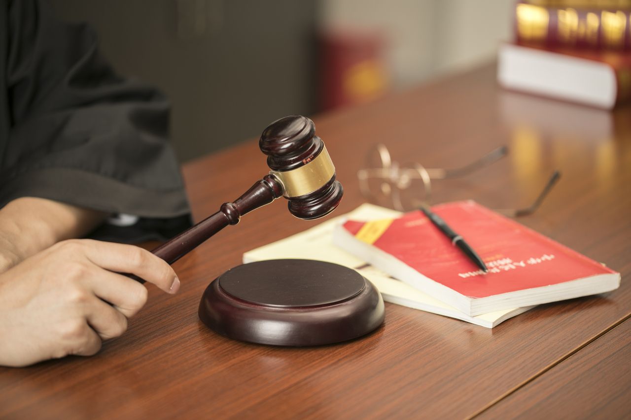 法院会给被告打电话通知开庭吗